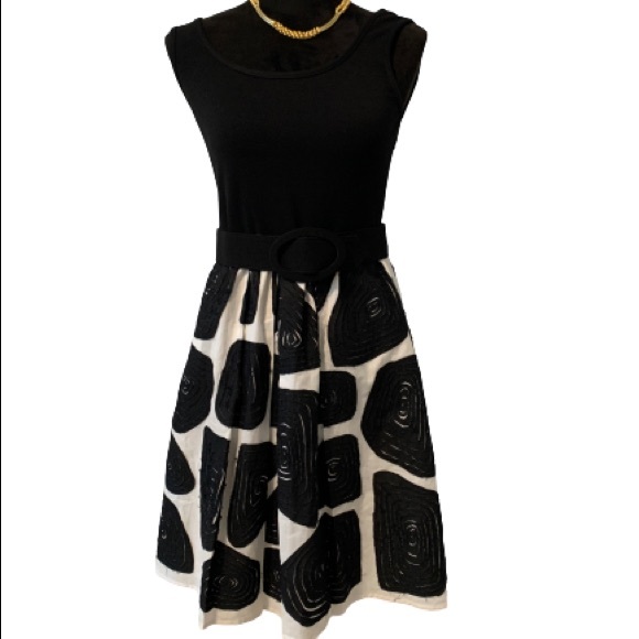 MUSE Black & White Swirl Belted Dress Sz 4 - Picture 1 of 12